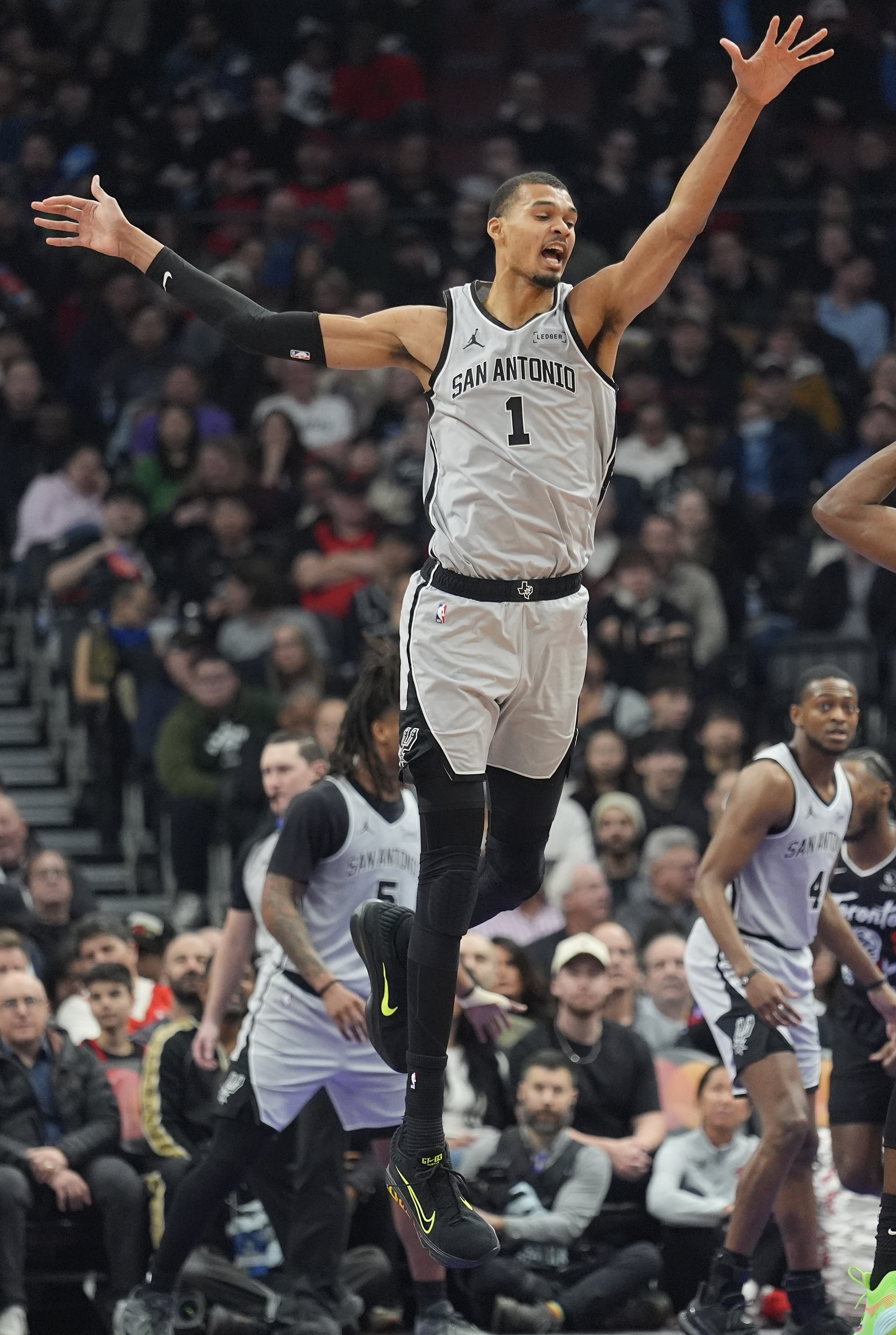 开云体育在线入口-文班谈盖帽：感觉像毁了别人的一天 但他们为什么要尝试呢？