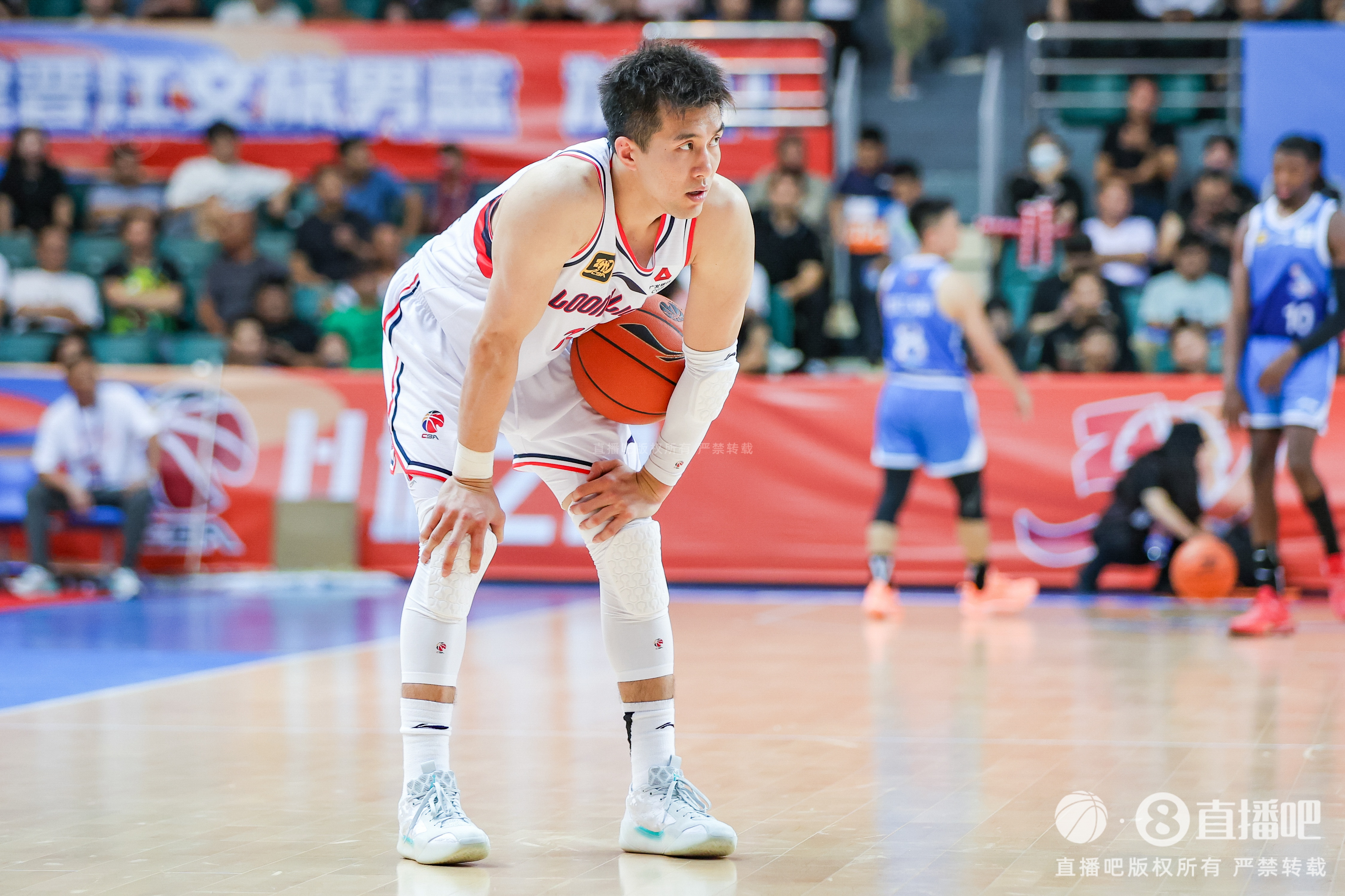 开云-状态平平！郭艾伦2中1仅拿6分2板2助 4次失误