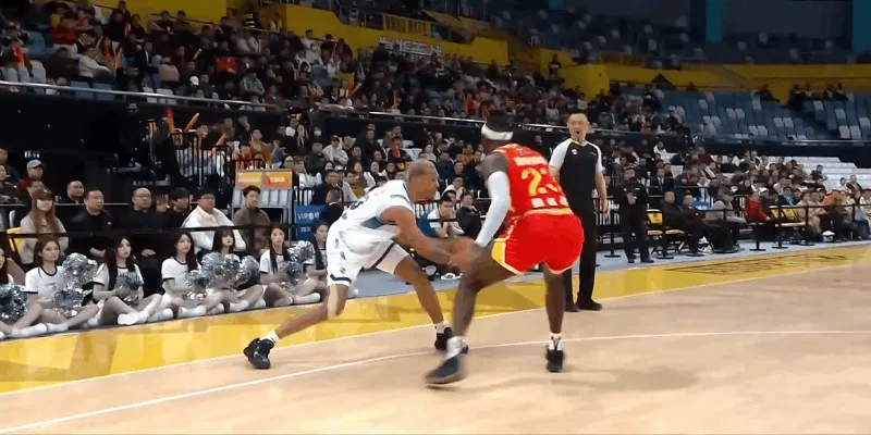 开云体育在线入口-贝兹利持球突破接转身上篮打成二加一，宁波队追至4分分差