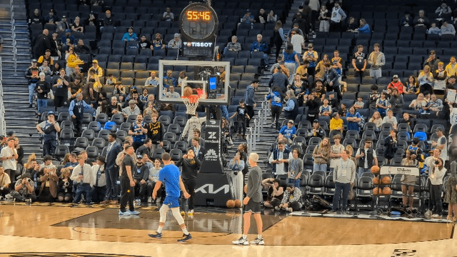 开云体育在线登录在线登录-勇士球迷蹲守82场，终于拍到库里热身&amp;quot;作弊码&amp;quot;